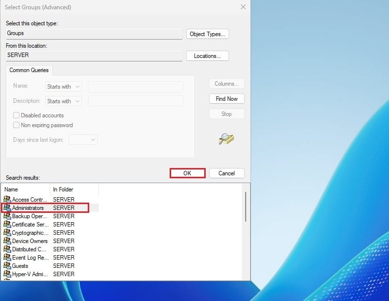 گروه Administrators از لیست نتایج جستجو برای افزودن کاربر محلی ویندوز سرور به آن انتخاب شده و دکمه OK هایلایت شده است، یک گام مهم در مدیریت کاربران محلی ویندوز.