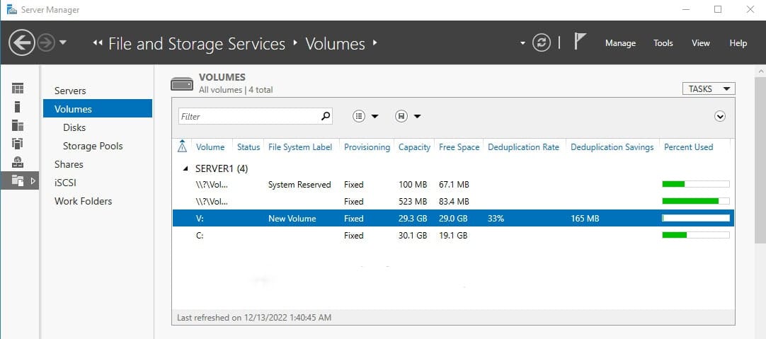 کنسول Server Manager، بخش Volumes، که وضعیت Data Deduplication برای والیوم V: شامل Deduplication Rate و Deduplication Savings را نمایش میدهد.