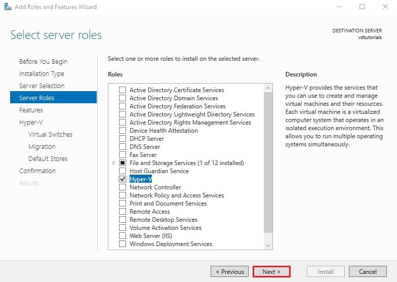 صفحه Select server roles با نقش Hyper-V انتخاب شده، آماده برای ادامه فرآیند نصب.