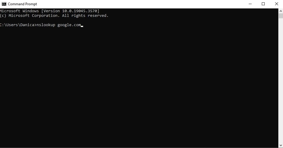 خروجی دستور nslookup google.com در Command Prompt ویندوز که آدرس DNS سرور فعلی را نمایش میدهد.